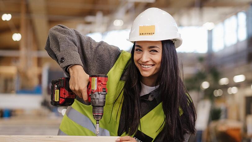 Amira Aly legt beim Hausbau selbst Hand an.