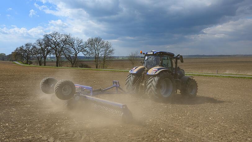 F&uuml;r Landwirte ist das Walzen von Ackern und genutzten Fl&auml;chen sehr wichtig. Wo jedoch etwa Wiesenbr&uuml;ter leben. (Symbolbild)