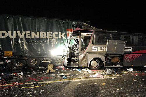 Bei einem Unfall mit einem deutschen Reisebus und zwei Lastwagen sind in der Nacht zum Montag in der Nähe von Wien sechs Menschen getötet und bis zu 20 verletzt worden.