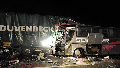 Bei einem Unfall mit einem deutschen Reisebus und zwei Lastwagen sind in der Nacht zum Montag in der Nähe von Wien sechs Menschen getötet und bis zu 20 verletzt worden. Bei einem Unfall mit einem deutschen Reisebus und zwei Lastwagen sind in der Nacht zum Montag in der Nähe von Wien sechs Menschen getötet und bis zu 20 verletzt worden.