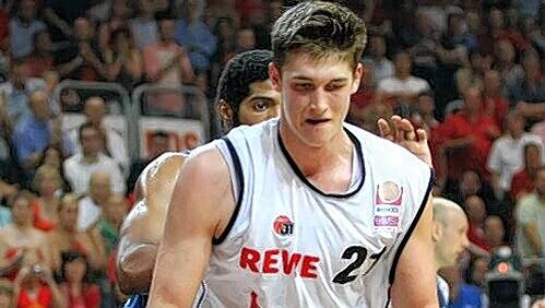 Absage an die Top-Klubs im Ausland: Tibor Pleiß will lieber mit Bamberg weitere Erfolge feiern. Absage an die Top-Klubs im Ausland: Tibor Pleiß will lieber mit Bamberg weitere Erfolge feiern.