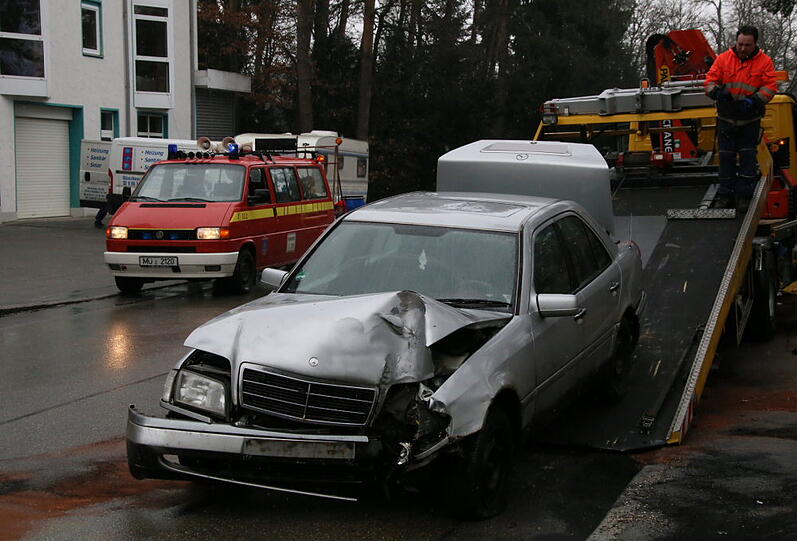 Der Mercedes krachte in den Anhänger des Mofas und danach gegen eine Straßenlaterne.
