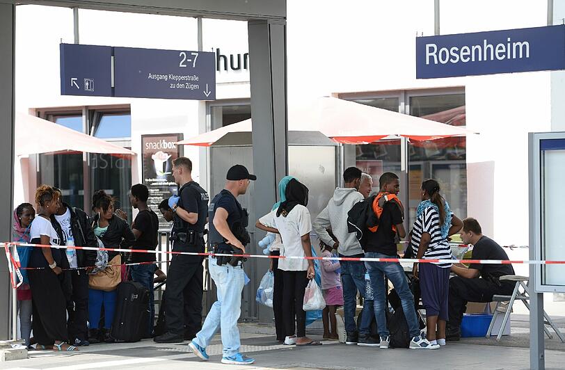 In einem Zug aus Verona hat die Polizei etwa 150 Flüchtlinge aus verschiedenen Ländern aufgegriffen. Bis jetzt wurden sie am Bahnhof durchsucht und registriert &ndash; das hat die Bundespolizei wegen Überlastung am Montag eingestellt.