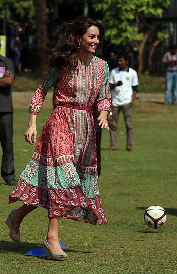 Kate und William beim Cricketspielen während ihrer großen Indien-Tour.