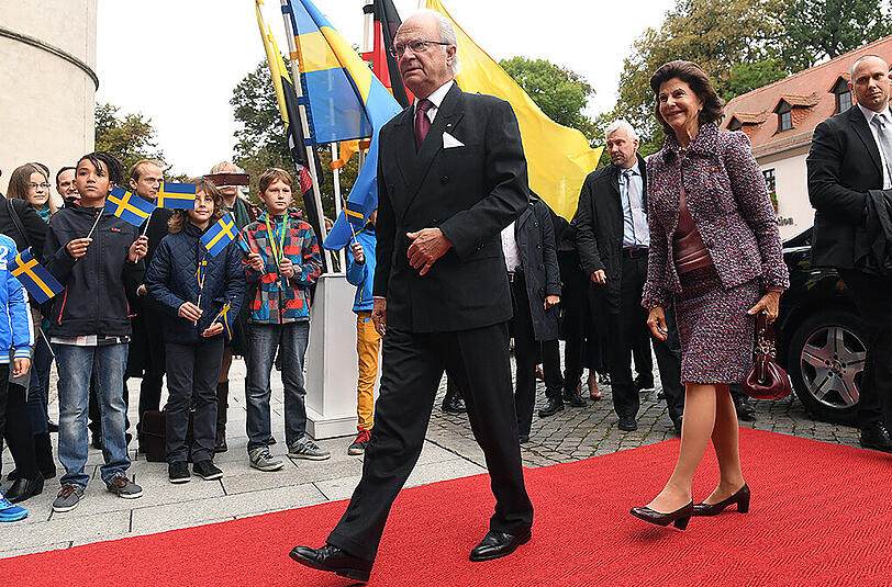 Königin Silvia von Schweden und ihr Gatte König Carl XVI. Gustaf kommen vor der Schlosskirche in Wittenberg an.