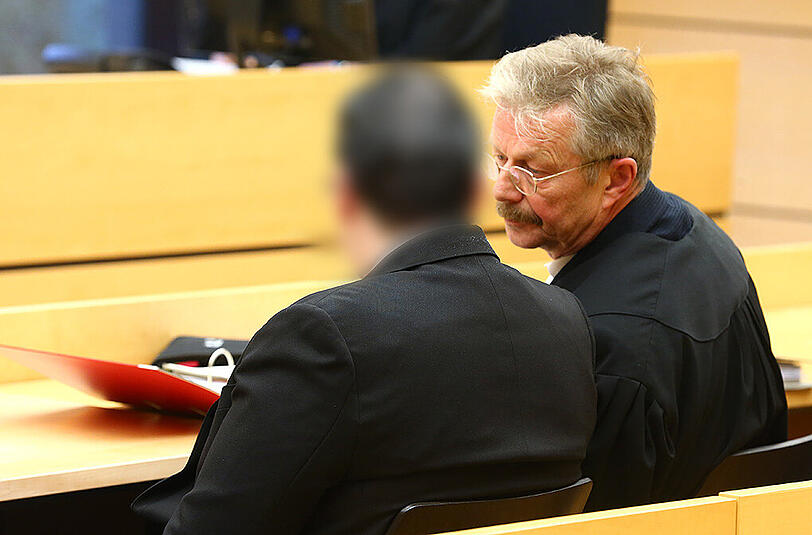 Der Angeklagte Aron W. sitzt am 22. November auf der Anklagebank im Landgericht Würzburg neben seinem Rechtsanwalt Werner Weber.