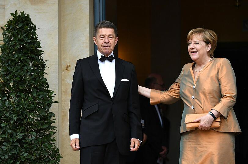 Bundeskanzlerin Angela Merkel (CDU) und ihr Mann Joachim Sauer bei der Ankunft in Bayreuth