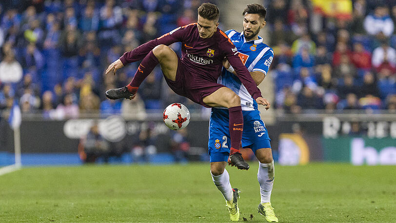 Denis Suarez vom FC Barcelona (links) im Duell mit Espanyols Marc Navarro.