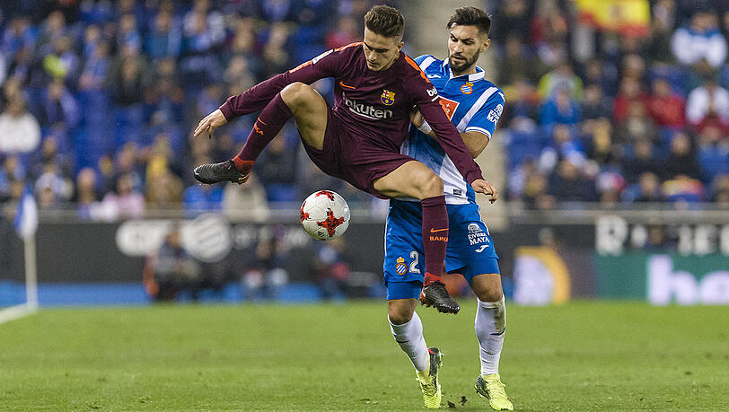 Denis Suarez vom FC Barcelona (links) im Duell mit Espanyols Marc Navarro.