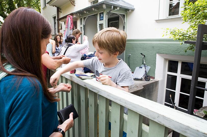 Blick hinter die Hausfassaden ins Grüne: der Gartenflohmarkt in Gern. Die Fotos.