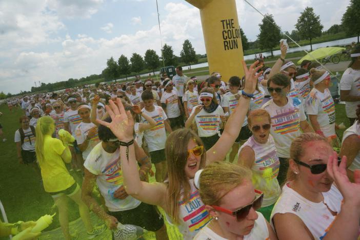 Beim Color Run steht der bunte Spaß im Mittelpunkt und nicht die sportliche Leistung. Die besten Bilder vom Lauf am Sonntag im Riemer Park.