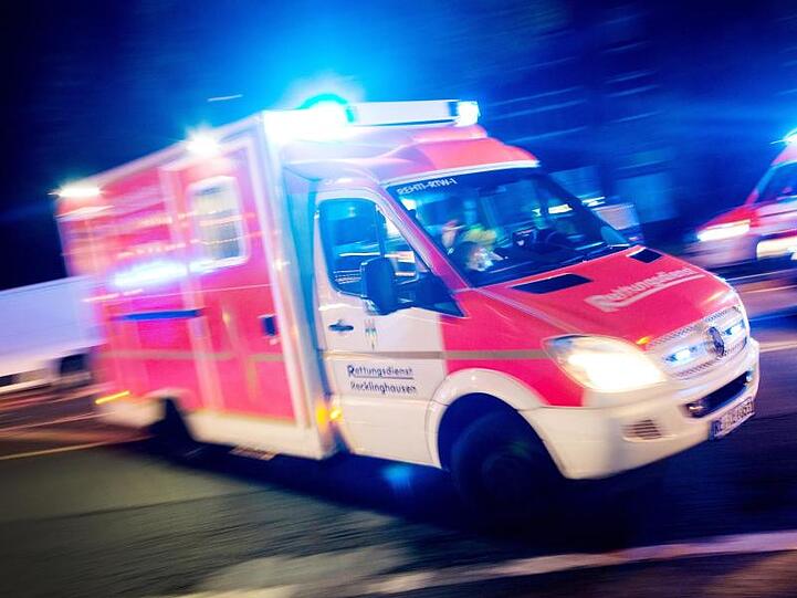 ILLUSTRATION - Ein Rettungswagen fährt mit Blaulicht durch eine Straße. Foto: Marcel Kusch/dpa/Archivbild