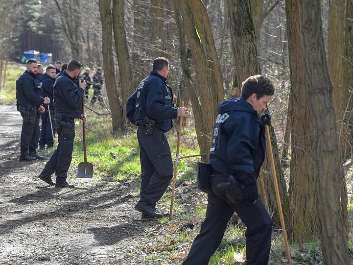 Eine Hundertschaft der Berliner Polizei sucht im März in einem Waldstück bei Storkow (Landkreis Oder-Spree) nach der vermissten Rebecca.