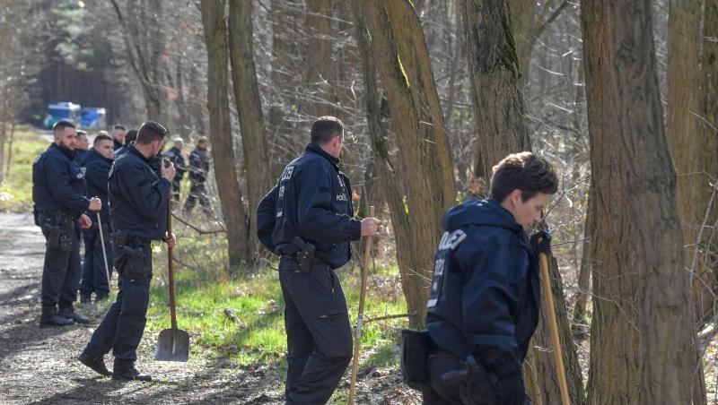 Eine Hundertschaft der Berliner Polizei sucht im März in einem Waldstück bei Storkow (Landkreis Oder-Spree) nach der vermissten Rebecca. Eine Hundertschaft der Berliner Polizei sucht im März in einem Waldstück bei Storkow (Landkreis Oder-Spree) nach der vermissten Rebecca.