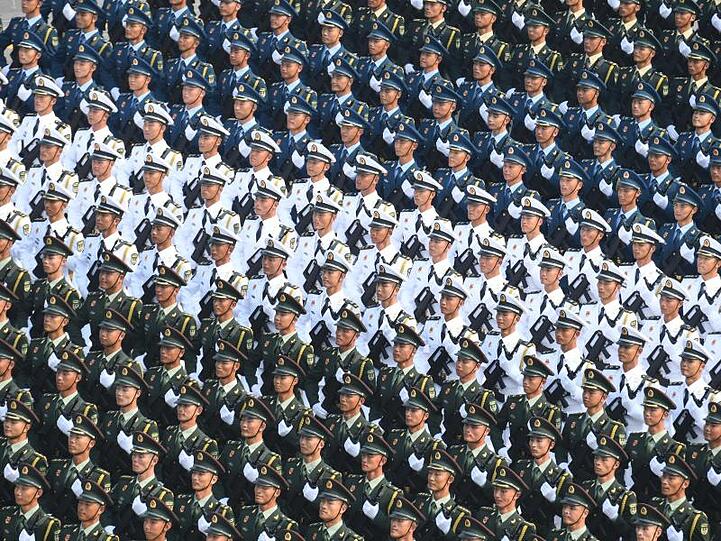 Mit der Truppenschau will die kommunistische Führung militärische Stärke, ihren Machtanspruch und internationalen Gestaltungswillen demonstrieren.