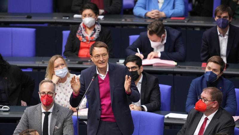SPD-Gesundheitsexperte Karl Lauterbach (M) im Bundestag. Angesichts der dramatischen Corona-Lage gewinnt die Debatte über eine allgemeine Impfpflicht weiter an Fahrt.