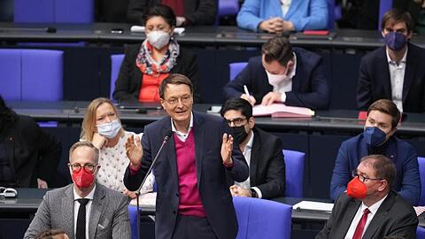 SPD-Gesundheitsexperte Karl Lauterbach (M) im Bundestag. Angesichts der dramatischen Corona-Lage gewinnt die Debatte über eine allgemeine Impfpflicht weiter an Fahrt.