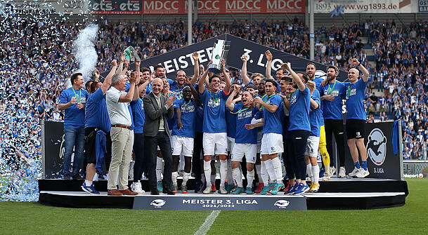 Meister: Der 1. FC Magdeburg feiert den Titel und den Aufstieg in die Zweite Bundesliga. Meister: Der 1. FC Magdeburg feiert den Titel und den Aufstieg in die Zweite Bundesliga.