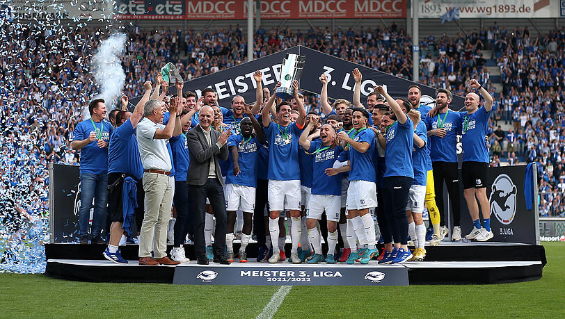 Meister: Der 1. FC Magdeburg feiert den Titel und den Aufstieg in die Zweite Bundesliga.
