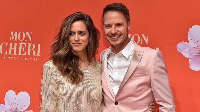 Florian Weiss hat Freundin Caroline geheiratet. Das Paar erwartet außerdem Nachwuchs.