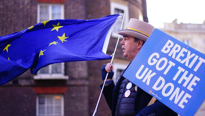 "Der Brexit hat das Vereinigte Königreich fertig gemacht", steht auf dem Plakat dieses Mannes in London, der ganz offensichtlich kein Freund des britischen Alleinganges ist.