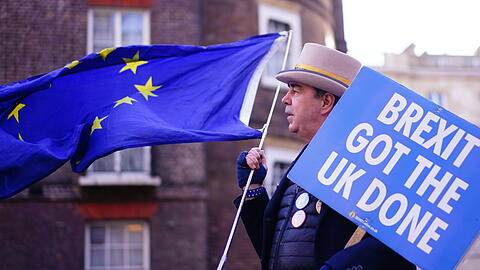 "Der Brexit hat das Vereinigte Königreich fertig gemacht", steht auf dem Plakat dieses Mannes in London, der ganz offensichtlich kein Freund des britischen Alleinganges ist.