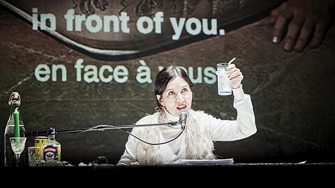 Die Schauspielerin Carolina Bianchi mixt sich K.o.-Tropfen in den Drink, um danach bewusstlos ihre eigene Vergewaltigung nachspielen zu lassen.