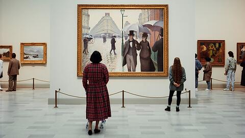 Thomas Struth hat das „Art Institute of Chicago“ 1990 aufgenommen. Die Besucherin mit Gehwagerl steht vor einer Pariser Straßenszene von Gustave Caillebotte.