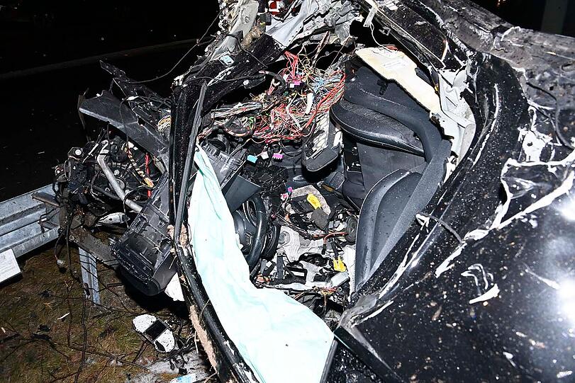 Der Unfallfahrer kam auf der A94 mit seinem Mercedes unmittelbar nach der Ausfahrt Riem bei hoher Geschwindigkeit von der Fahrbahn ab.