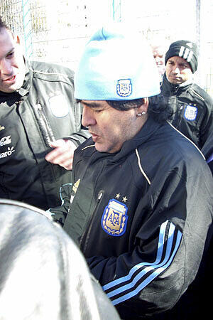 Weitere Bilder von Maradona auf dem Löwen-Gelände.