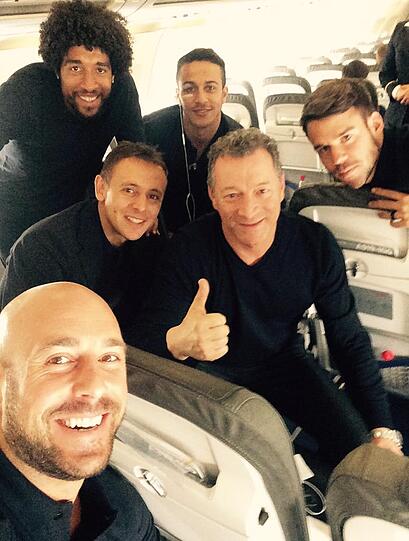 Pepe Reina mit seinen Kollegen Dante, Thiago, Rafinha, Juan Bernat und Physio Gianni Bianchi.