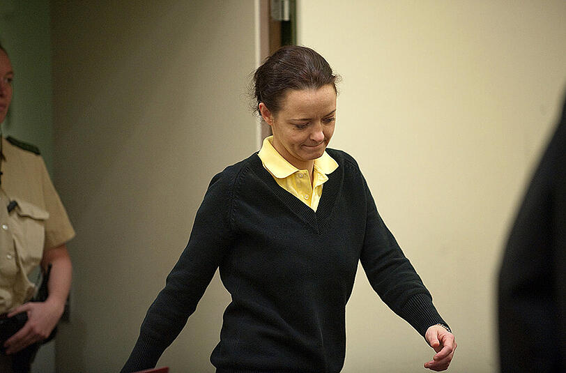 Beate Zschäpe bricht nach jahrelangem Schweigen im NSU-Prozess ihr Schweigen. Mit leiser Fistelstimme gibt sie erstmals Auskunft.