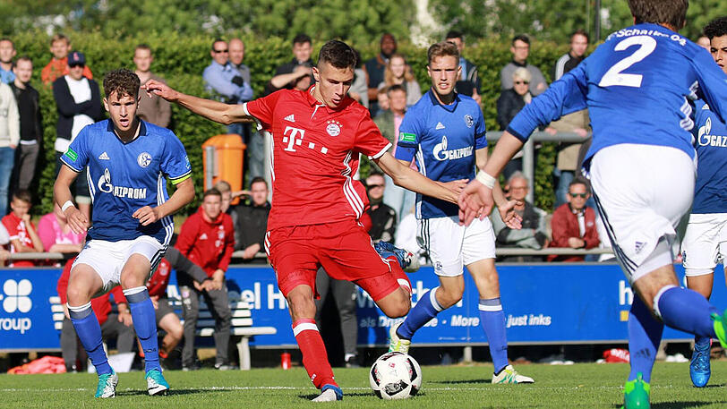 "Das war erst der erste Schritt, am Sonntag muss der zweite folgen. Wir werden uns nicht ausruhen und auch im Rückspiel auf Sieg spielen, weiter schauen wir noch nicht", richtet U17-Trainer Tim Walter den Fokus auf die Partie in Gelsenkirchen.