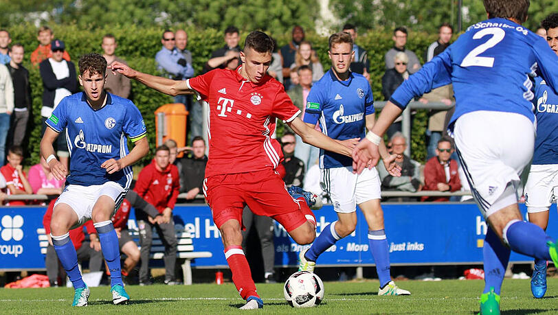 "Das war erst der erste Schritt, am Sonntag muss der zweite folgen. Wir werden uns nicht ausruhen und auch im Rückspiel auf Sieg spielen, weiter schauen wir noch nicht", richtet U17-Trainer Tim Walter den Fokus auf die Partie in Gelsenkirchen. "Das war erst der erste Schritt, am Sonntag muss der zweite folgen. Wir werden uns nicht ausruhen und auch im Rückspiel auf Sieg spielen, weiter schauen wir noch nicht", richtet U17-Trainer Tim Walter den Fokus auf die Partie in Gelsenkirchen.