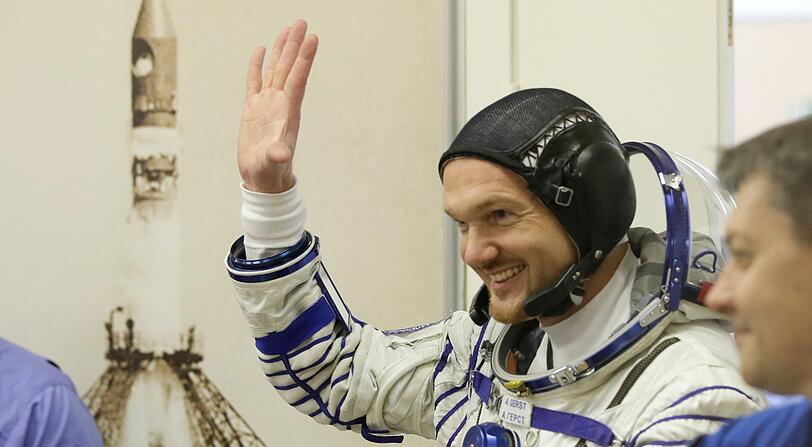 Der deutsche Astronaut Alexander Gerst winkt vor dem Start am Kosmodrom. Vier Jahre nach seiner ersten Mission bricht der deutsche Astronaut mit einem Team mit einer Sojus-Rakete vom russischen Weltraumbahnhof Baikonur zu seiner zweiten Mission auf der ISS auf.