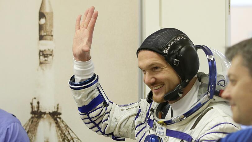 Der deutsche Astronaut Alexander Gerst winkt vor dem Start am Kosmodrom. Vier Jahre nach seiner ersten Mission bricht der deutsche Astronaut mit einem Team mit einer Sojus-Rakete vom russischen Weltraumbahnhof Baikonur zu seiner zweiten Mission auf der ISS auf. Der deutsche Astronaut Alexander Gerst winkt vor dem Start am Kosmodrom. Vier Jahre nach seiner ersten Mission bricht der deutsche Astronaut mit einem Team mit einer Sojus-Rakete vom russischen Weltraumbahnhof Baikonur zu seiner zweiten Mission auf der ISS auf.