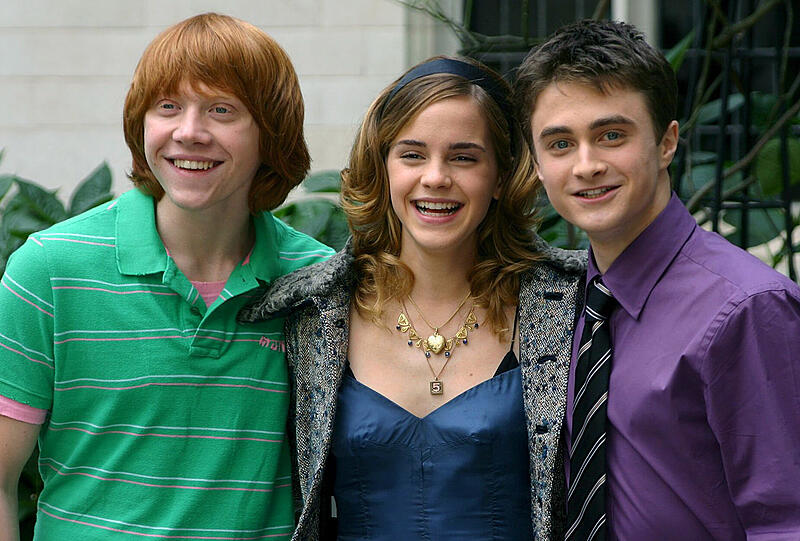 Hielten 10 Jahre lang als Schauspieler der gleichen Rolle durch und wurde damit erwachsen &ndash; Daniel Radcliffe (re) als Harry Potter und Rupert Grint (als Ron Weasley) und Emma Watson (als Hermine Granger).