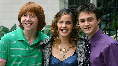 Hielten 10 Jahre lang als Schauspieler der gleichen Rolle durch und wurde damit erwachsen &ndash; Daniel Radcliffe (re) als Harry Potter und Rupert Grint (als Ron Weasley) und Emma Watson (als Hermine Granger).