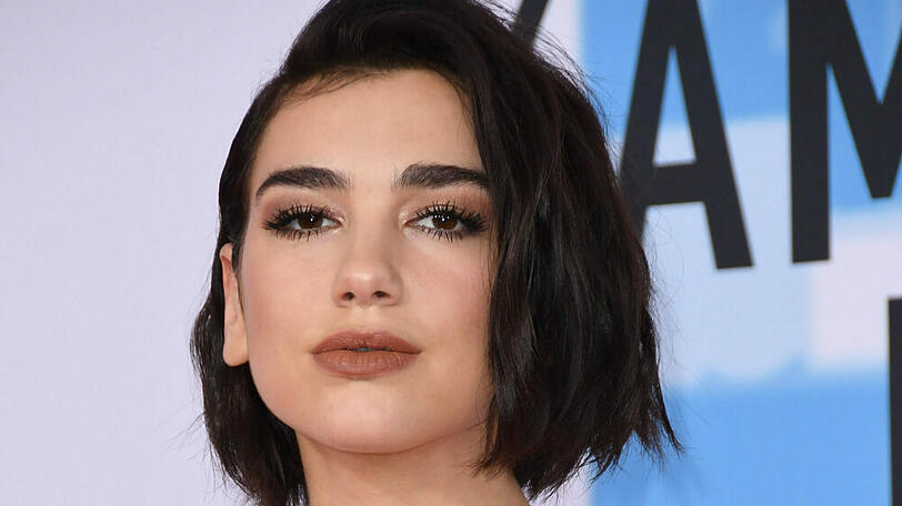 Musikerin Dua Lipa setzt ebenfalls auf den angesagten Haarschnitt