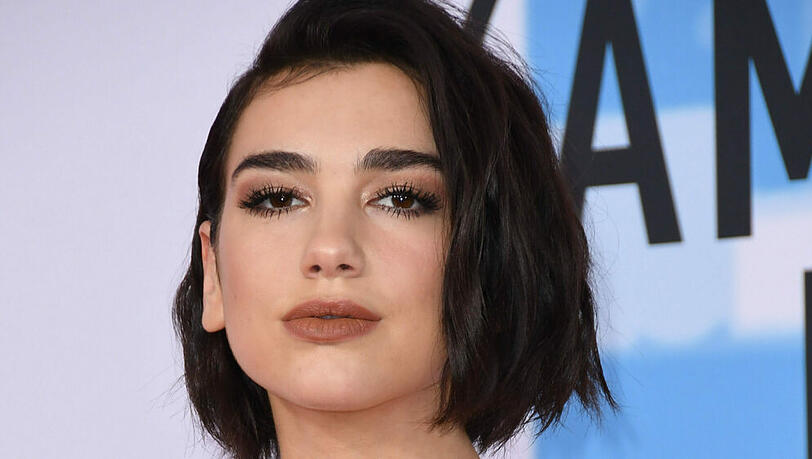 Musikerin Dua Lipa setzt ebenfalls auf den angesagten Haarschnitt Musikerin Dua Lipa setzt ebenfalls auf den angesagten Haarschnitt