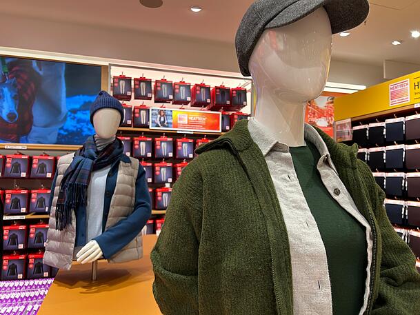 In diesem Eck im zweiten Stock ist das Hauptthema Heattech in Kombination mit Kaschmir.