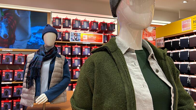 In diesem Eck im zweiten Stock ist das Hauptthema Heattech in Kombination mit Kaschmir. In diesem Eck im zweiten Stock ist das Hauptthema Heattech in Kombination mit Kaschmir.