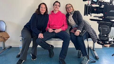 Natalia W&ouml;rner (li.), ihr Sohn Jacob-Lee Seeliger und Regisseurin Judith Kennel backstage am Set zum neuen Fall "Das M&auml;dchen ohne Namen".