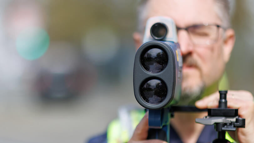 Mit einem Lasermessger&auml;t hat die Polizei den Raser im BMW erwischt. (Symbolbild)