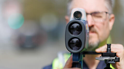 Mit einem Lasermessger&auml;t hat die Polizei den Raser im BMW erwischt. (Symbolbild)