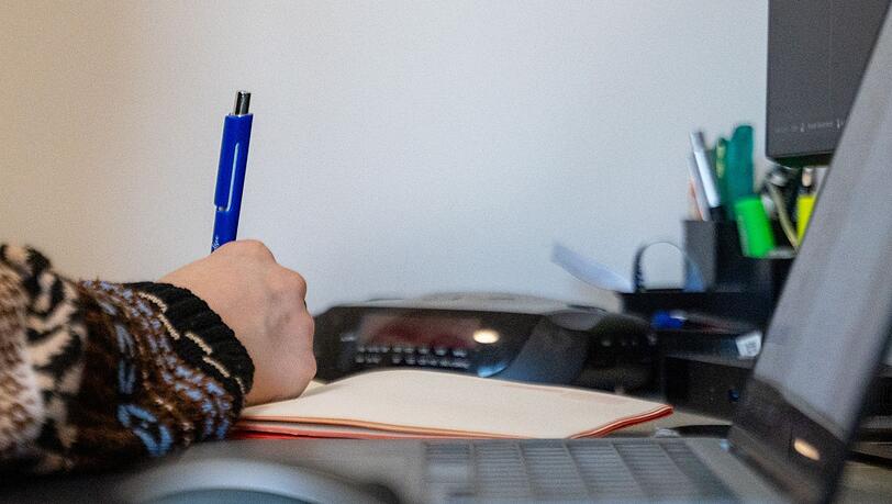 Viele Arbeitnehmerinnen und Arbeitnehmer arbeiten zumindest zeitweise von zu Hause aus. (Symbolbild)