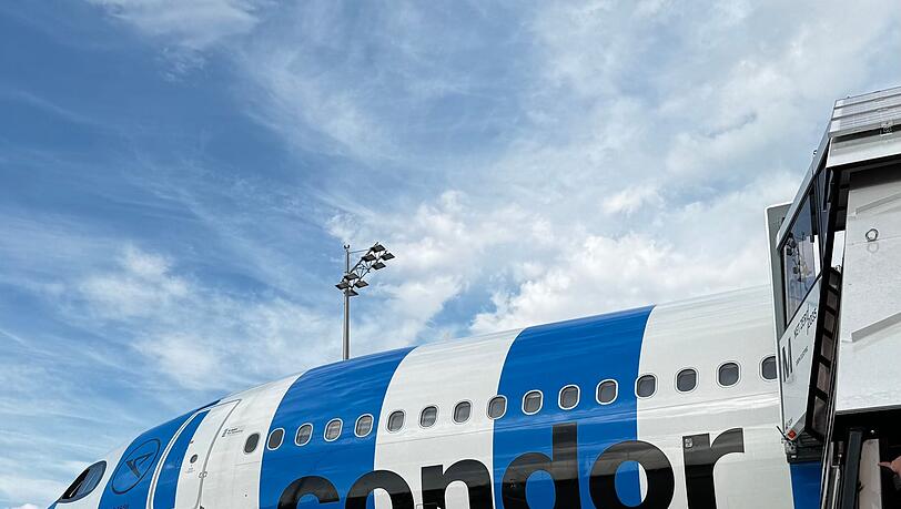 In den Farben des Stadtrivalen 1860 München: Der Flieger, der die Bayern-Stars nach Asien bringt. In den Farben des Stadtrivalen 1860 München: Der Flieger, der die Bayern-Stars nach Asien bringt.