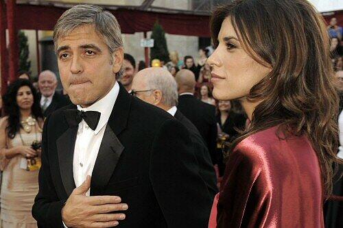 George Clooney mit Elisabetta Canalis - und dem Flachmann in der Brusttasche