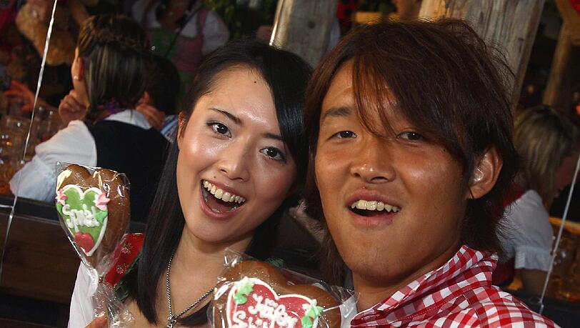Auch dem Neuzugang der Saison scheints - nebst Partnerin - zu gefallen: Takashi Usami freut sich mit seiner Frau. Auch dem Neuzugang der Saison scheints - nebst Partnerin - zu gefallen: Takashi Usami freut sich mit seiner Frau.