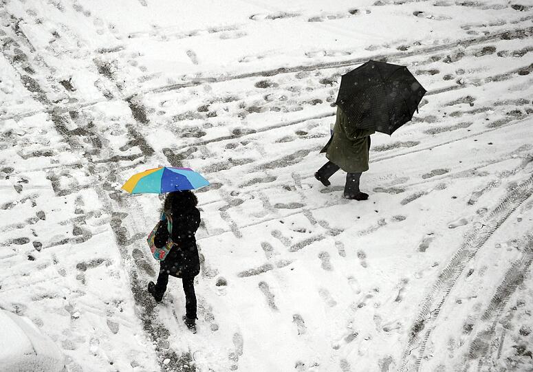 Kalt erwischt: Der Winter bedeckt viele Straße in Deutschland mit Schnee. Die Bilder.
